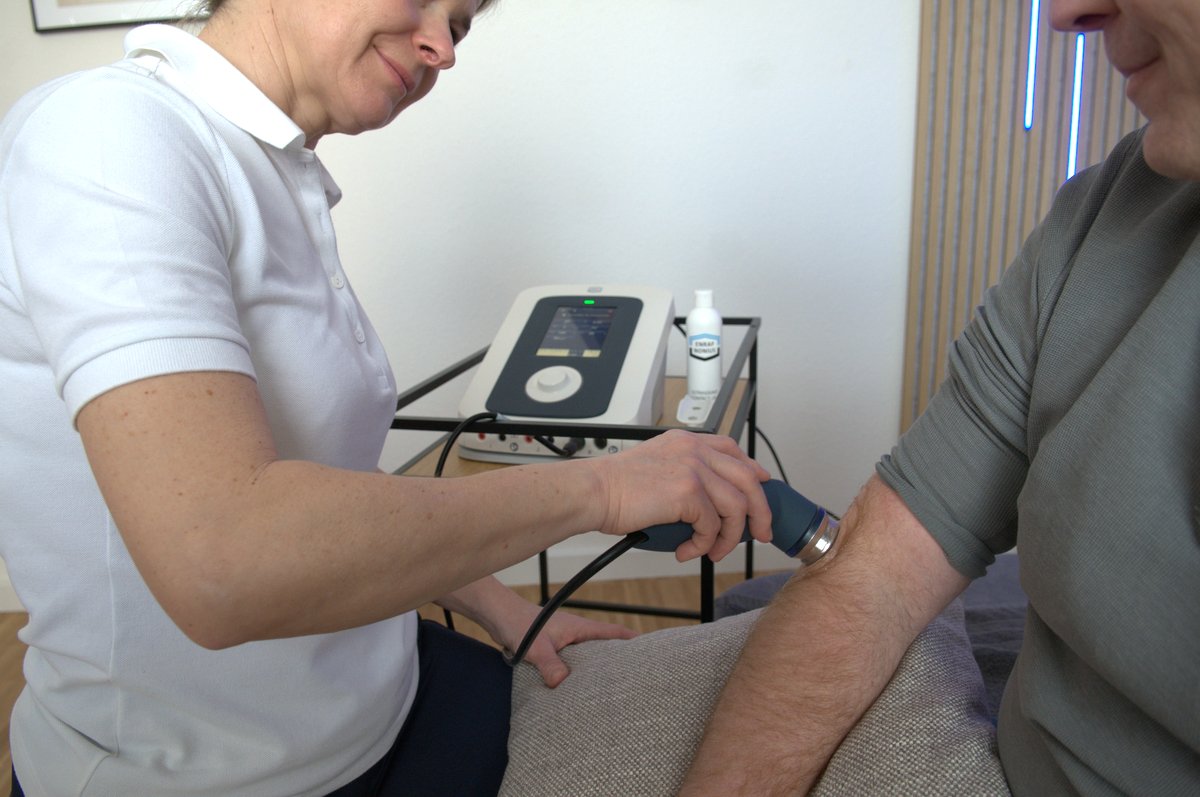 Therapeutin bei der Ultraschalltherapie am Arm